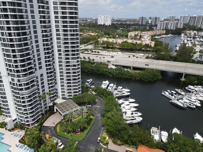 Building Photo - 3500 Mystic Pointe Dr