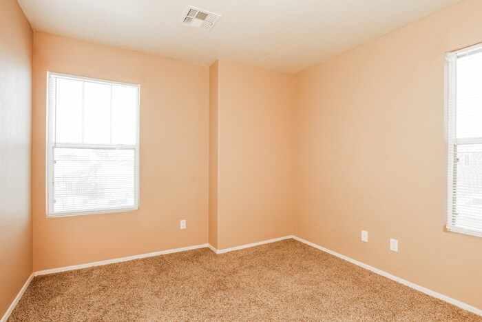 Building Photo - 15066 W Bloomfield Rd
