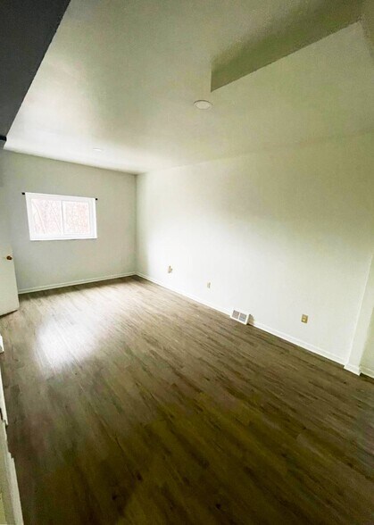 Building Photo - 1382 Center Ave