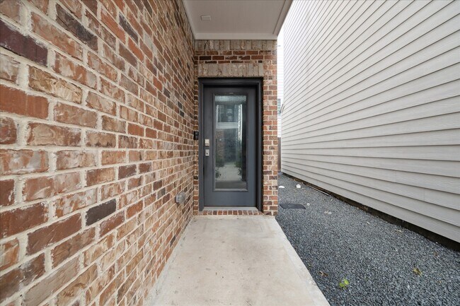 Building Photo - 746 W Donovan St