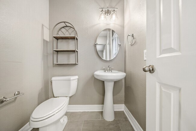 Building Photo - 2711 Wallingford Pnes
