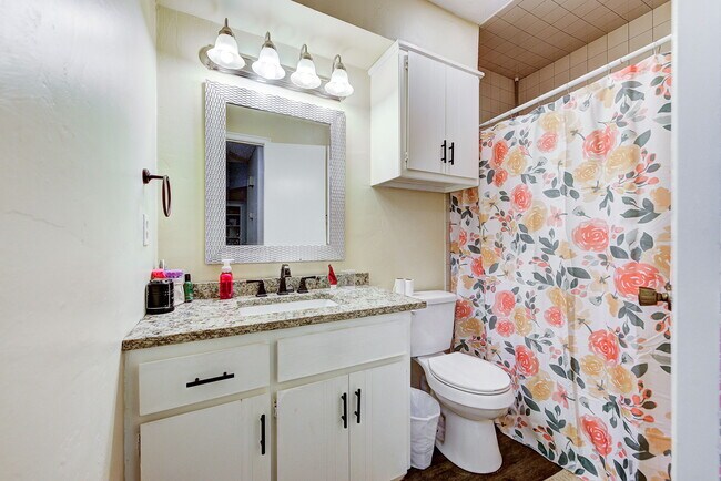 Building Photo - 2206 Whiteoak Cir