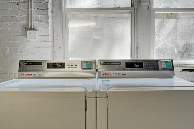 Building Photo - 1925 N Prospect Ave