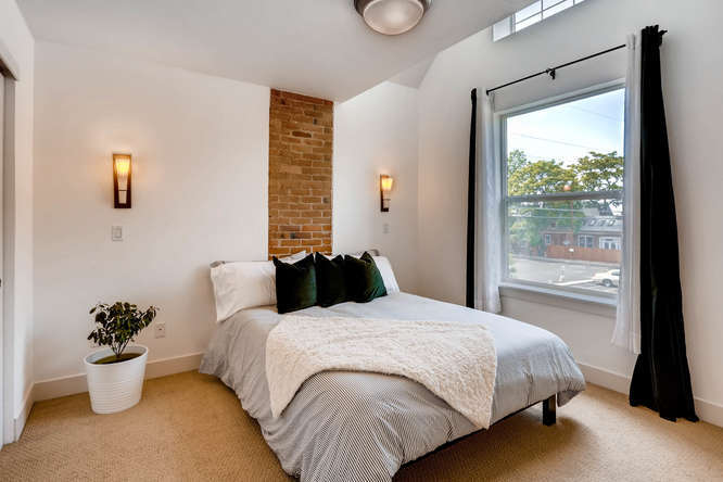 Building Photo - 920 E 24th Ave