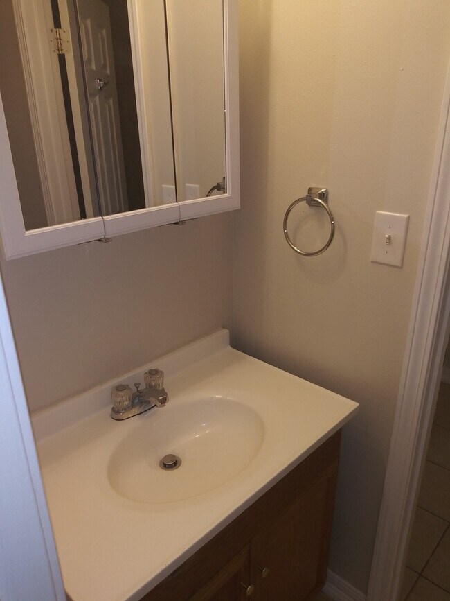 Building Photo - 3 Bedroom Town-home