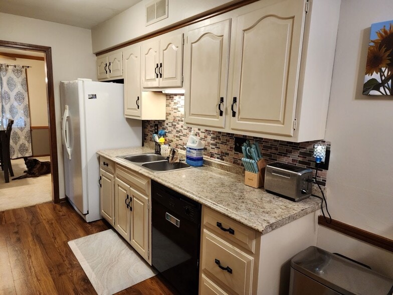 Building Photo - 495 Shadydale Dr