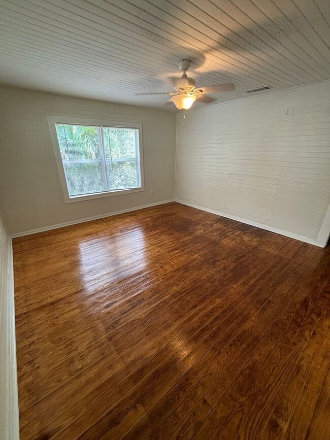 Building Photo - Charming 3 Bedroom Home with Rustic Farmho...