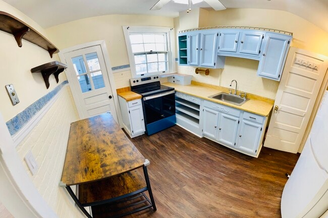 Building Photo - 1422 Markley St