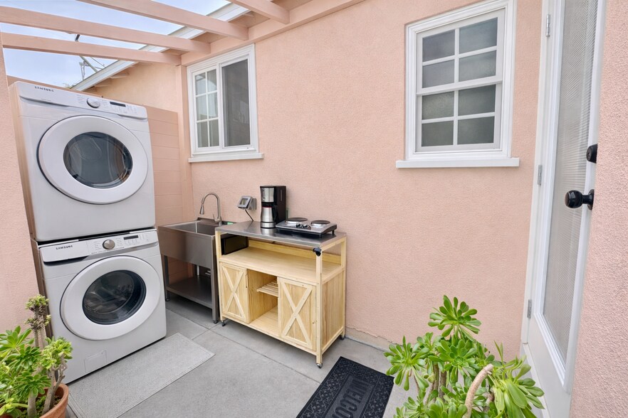 Building Photo - 10443 Califa St