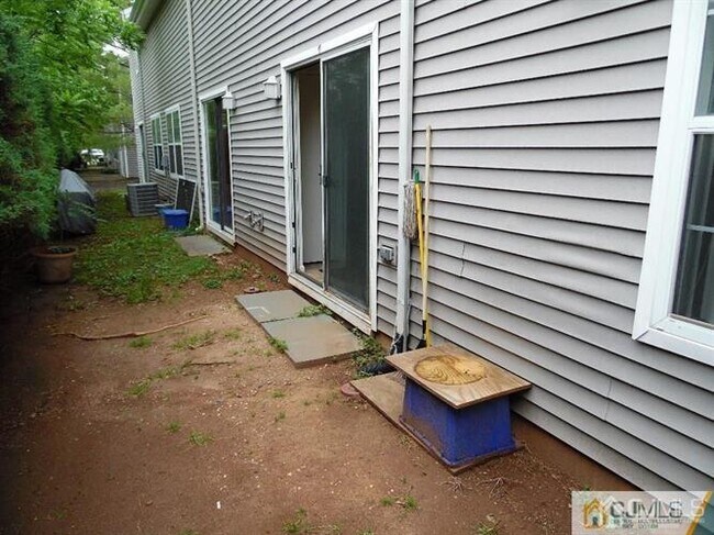 Building Photo - 30 Renaissance Ln