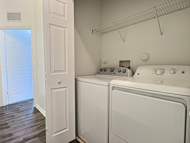 Building Photo - 8833 S Isles Cir