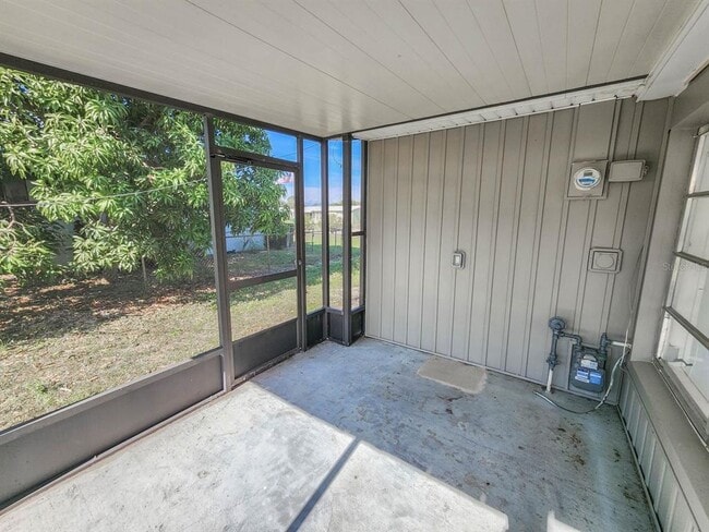 Building Photo - 995 Barclay Dr