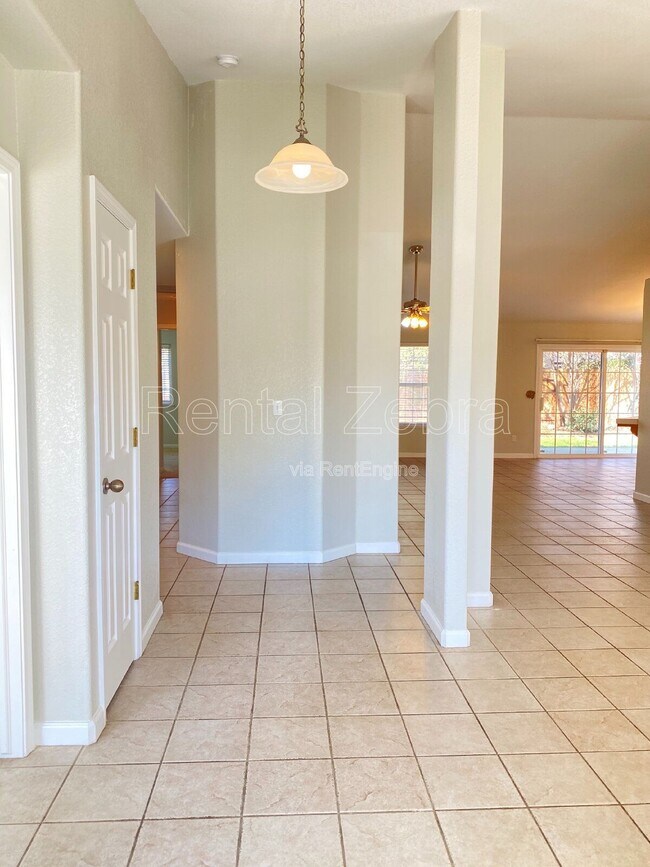 Building Photo - 1239 El Portal Dr