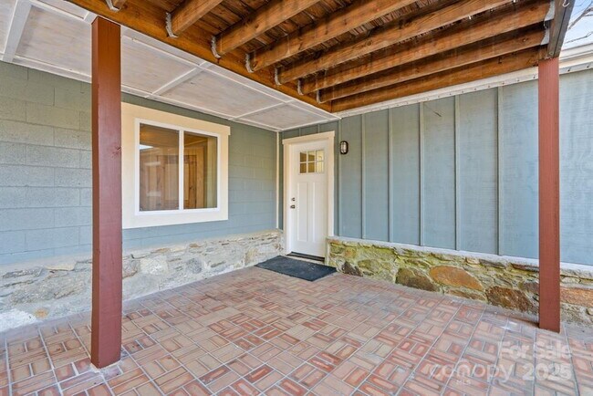 Building Photo - "Charming Cottage Retreat in Gerton, NC!"