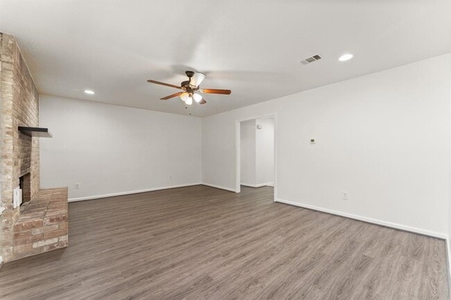 Building Photo - 2102 Whitelaw Dr