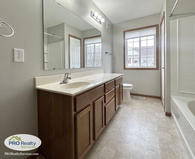 Building Photo - 2 Bedroom Updated Townhome