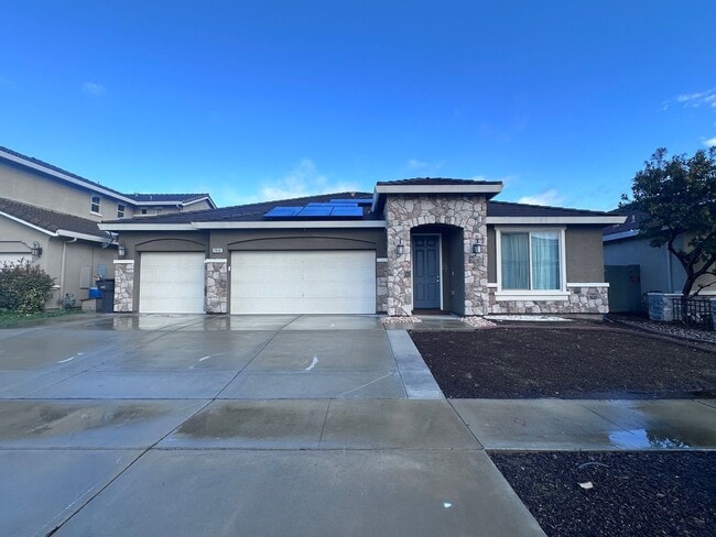 Building Photo - Spacious Tulare home coming soon!