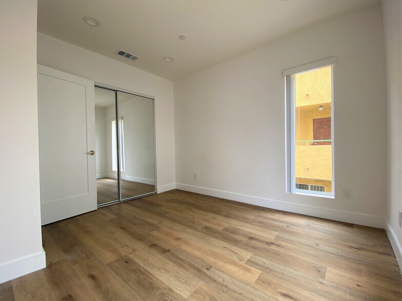 Building Photo - 545 N Kingsley Dr