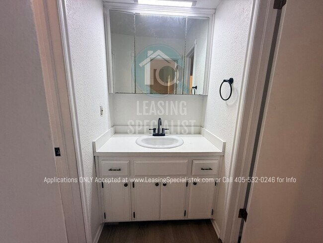 Building Photo - West Norman 2 Bed 1.5 Bath Townhouse Available for Your Immediate Move!