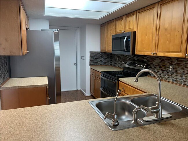 Building Photo - 6501 Crystal Brook Dr