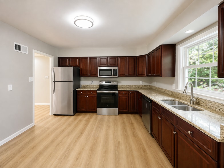 Building Photo - 1260 Kenmore Dr