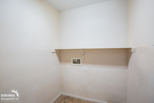 Building Photo - Spacious and Lovely Two-Story 3Bdm 2.5Ba Home in Centennial.