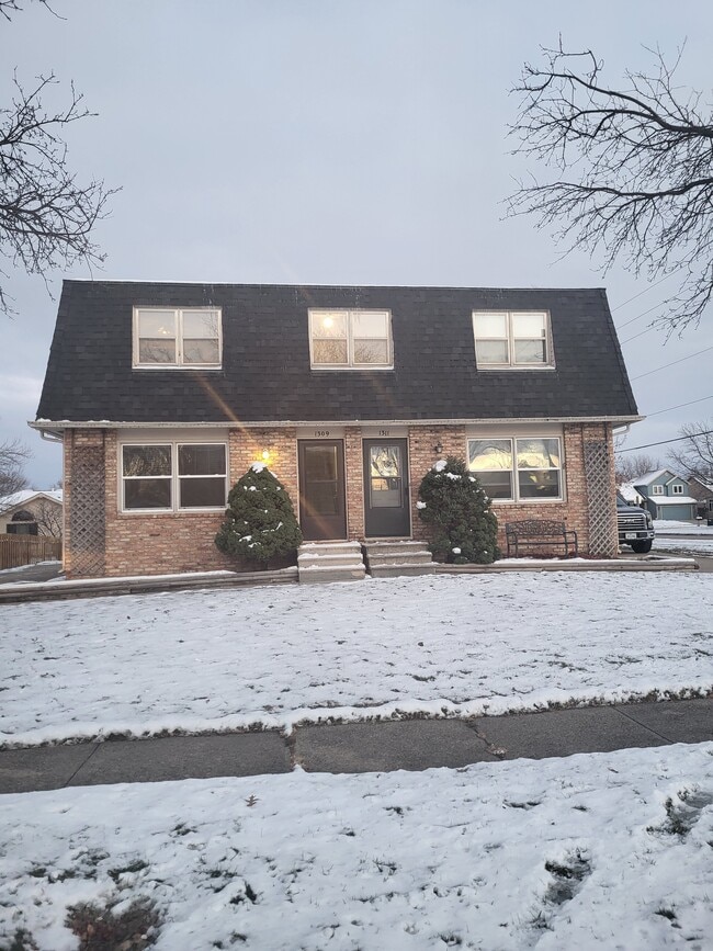 Building Photo - 1311 SE Wanda Dr