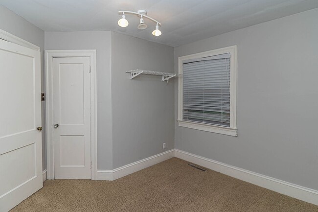 Building Photo - CHARMING 2 Bedroom/1 Bathroom w/ Bonus Roo...
