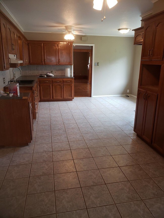 Building Photo - 105 S Barnes St