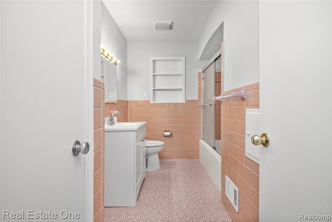 Building Photo - 2360 Pine View Dr