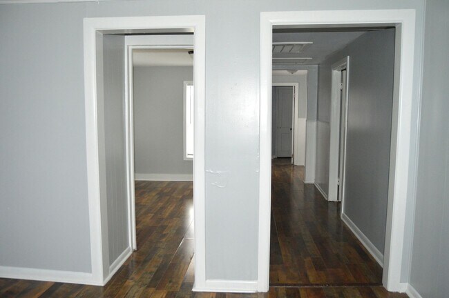 Building Photo - 3 Bedroom 1 Bathroom