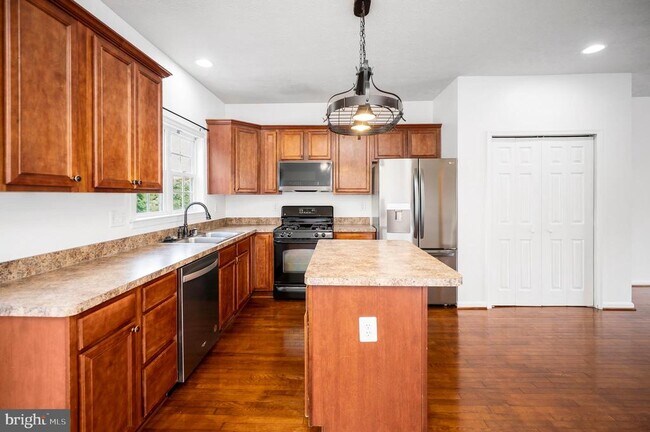 Building Photo - 104 Stingray Ct