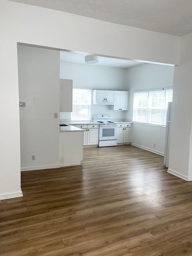 Building Photo - Two Bed, Two Bath Home on Wilmington Island