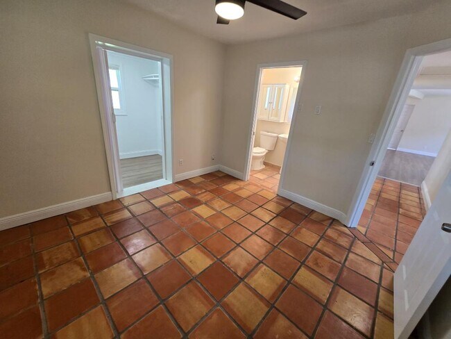 Building Photo - 2921 Sunset Rd