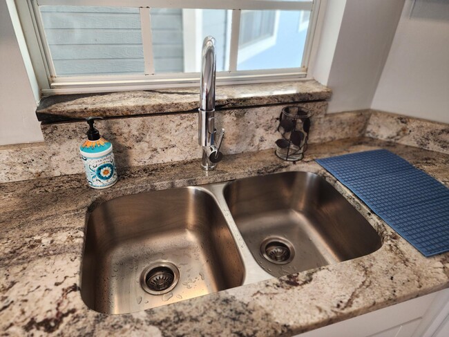 DOUBLE SINK - 13 A Empress Lane