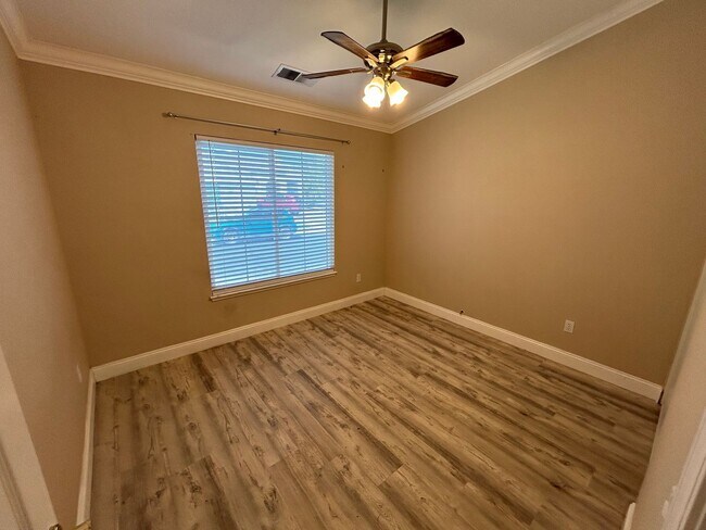 Building Photo - 460 Winesap Dr
