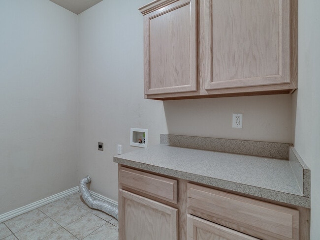 Building Photo - 2044 Sq. Ft. Home- Gated Community with a Pool/Club House-Edmond Schools- Lawn Care Included