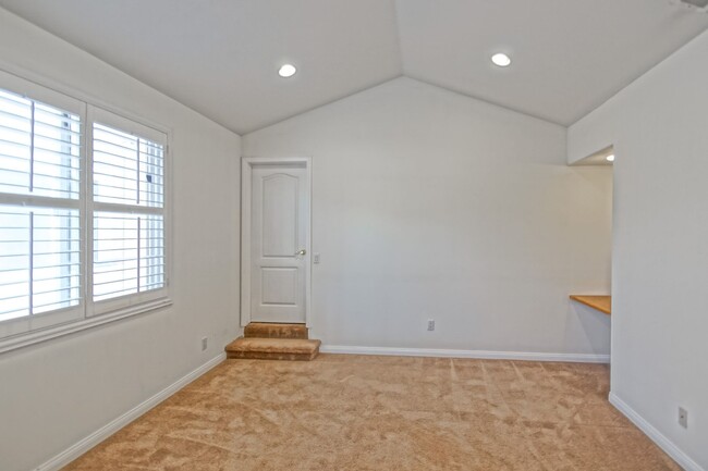Building Photo - VERY SPACIOUS, BRIGHT & AIRY HOME W/ UNIQU...