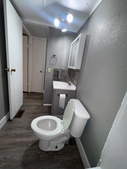 Building Photo - 15637 Sims Ln