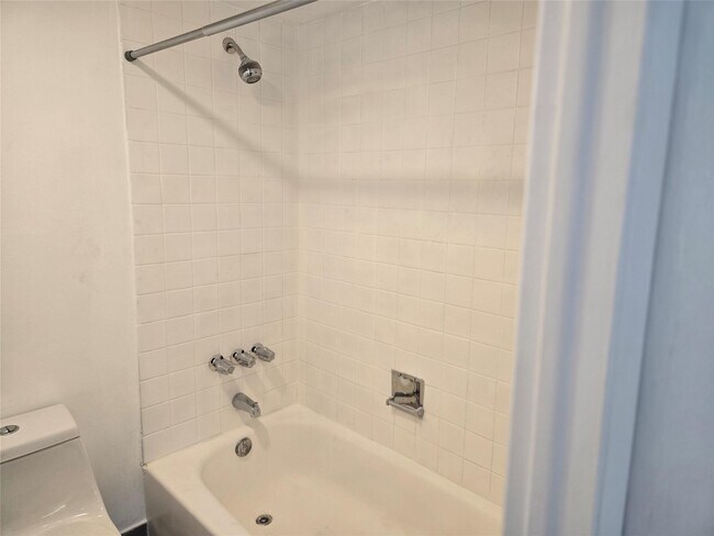 Building Photo - 1100 NW 87th Ave