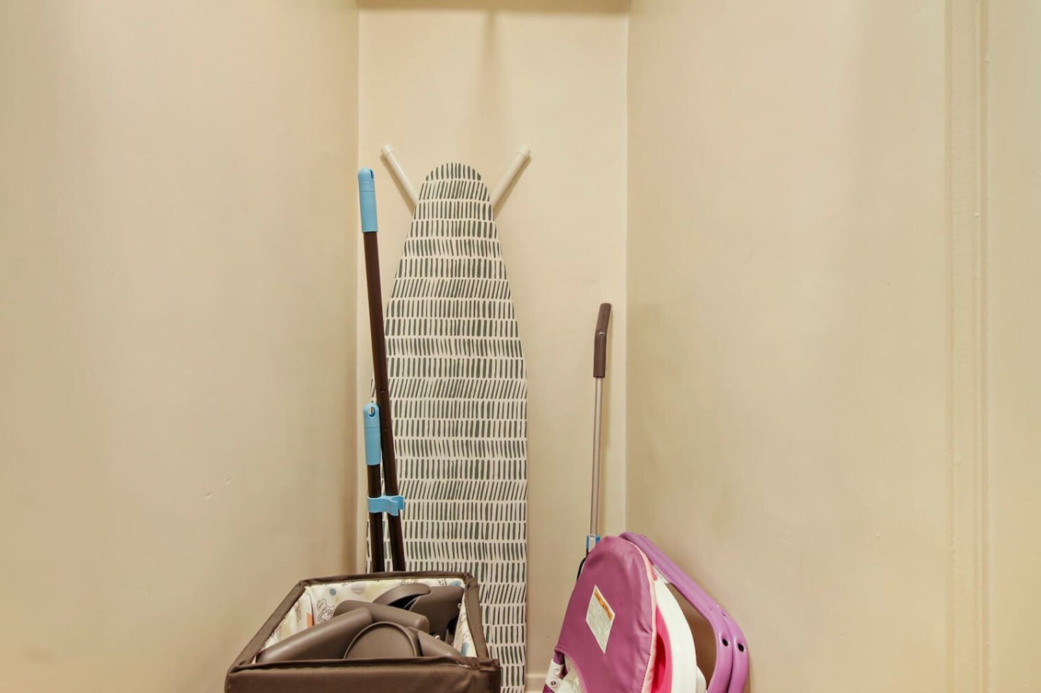 Building Photo - 3446 N Ozark Ave