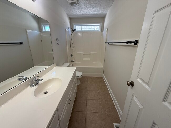 Building Photo - 2803 Hilton Dr