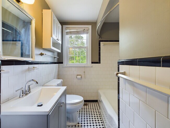 Building Photo - "Charming 3-Bed Richmond Retreat on Three Chopt Rd!"