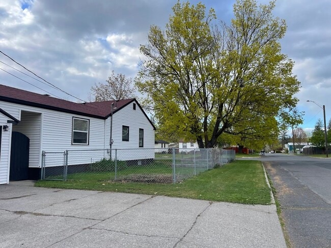 Building Photo - Audubon-Downriver Neighborhood 3+ bedroom, 1 bath corner lot with large, fenced yard