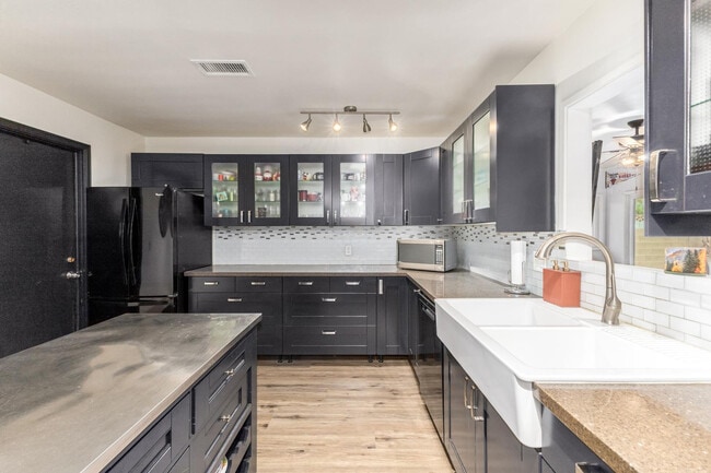 Building Photo - 617 E Ellis Dr