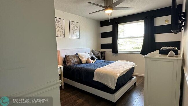 Building Photo - 6276 Via Palladium