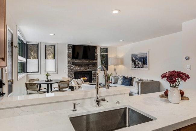 Building Photo - 135 Carriage Way