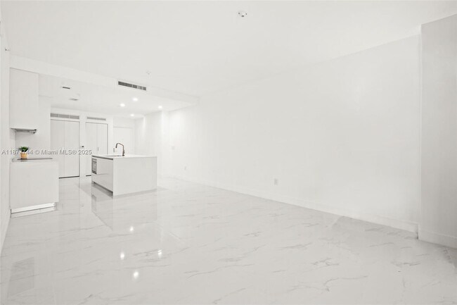 Building Photo - 700 NE 24th St