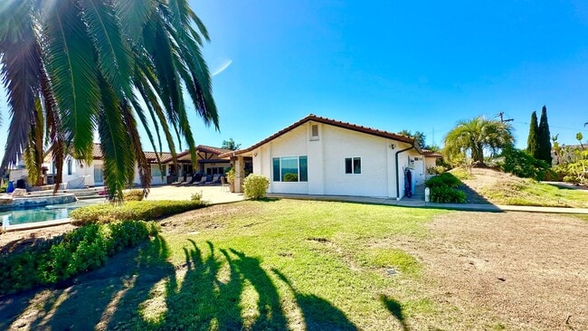 Building Photo - Lovely semi-attached, Single-Story Guest H...
