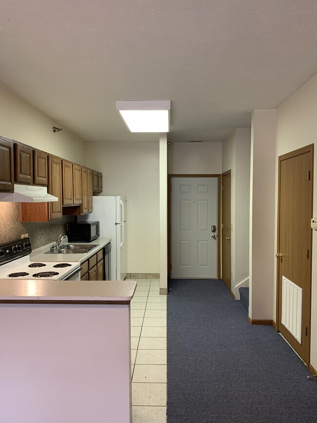 Building Photo - 135 S River Rd